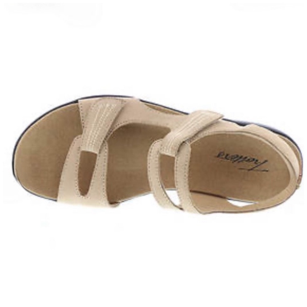 TROTTERS •
KATARINA 3 COMFORT INSOLE STRAPPY FLAT SANDALS